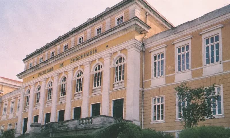 Fachada histórica de la Facultad de Ingeniería de la Universidad de Oporto, en la Rua dos Bragas